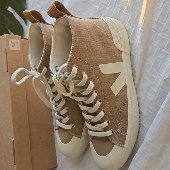 Veja Tan and Cream Women's Sneakers - Picture 5 of 10
